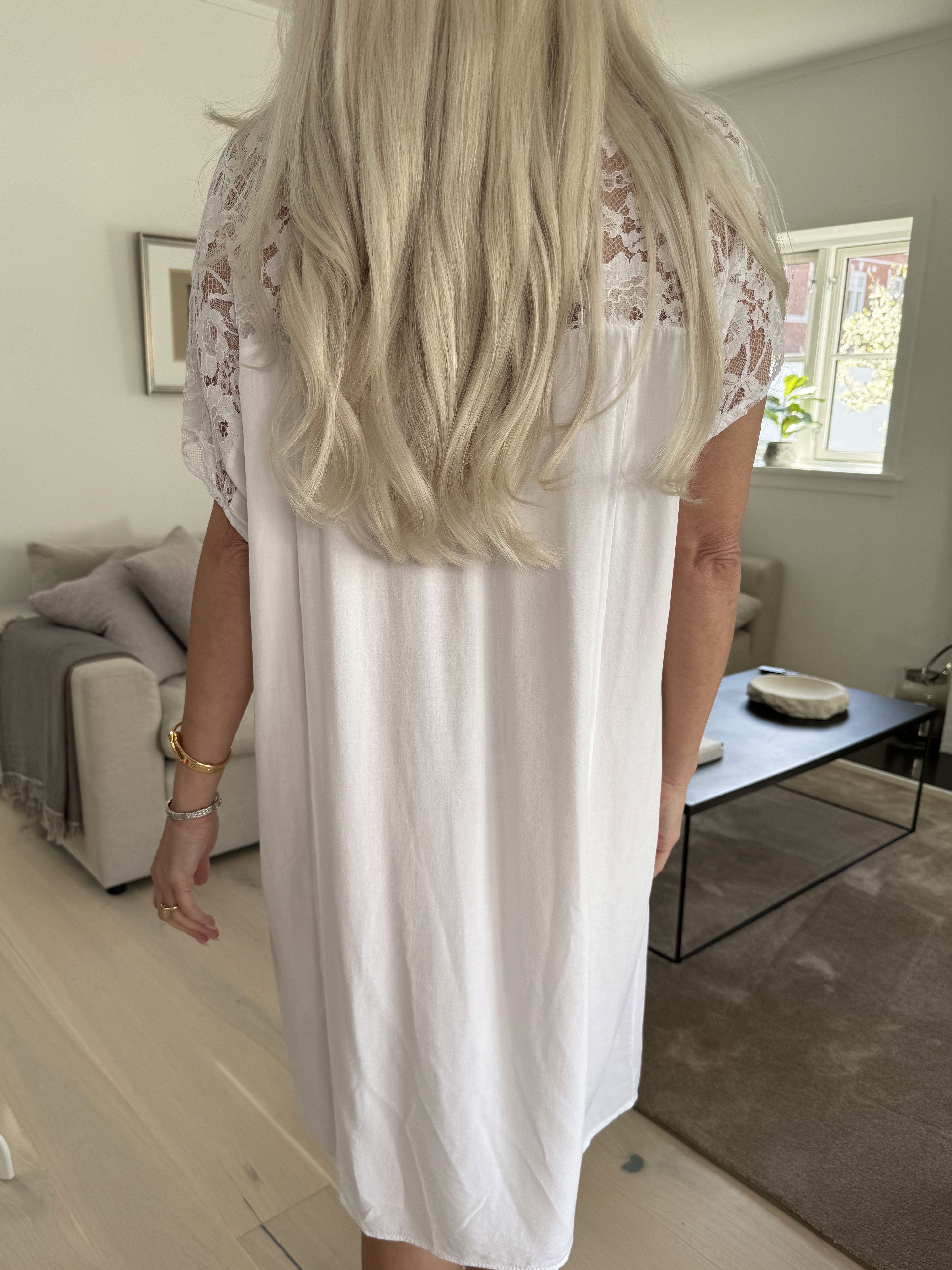 Martina - Söt klänning med spetstopp